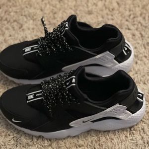 Nike Huarache size 7 youth